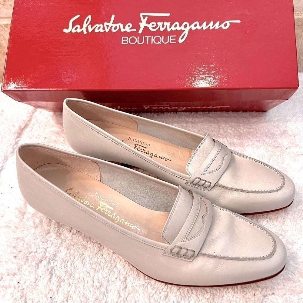 SALVATORE FERRAGAMO Boutique Y2K Calf skin leather light grey loafer heels 7B